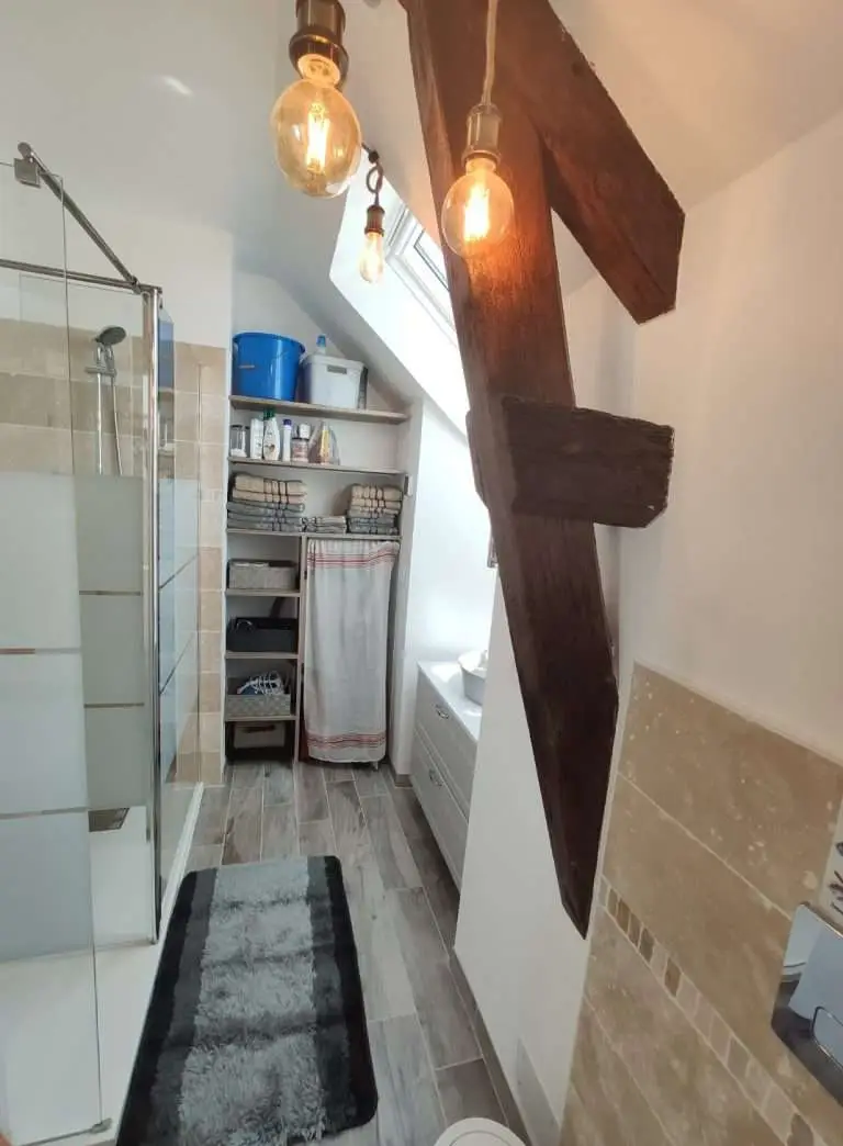 Salle de bain (photo grand angle)