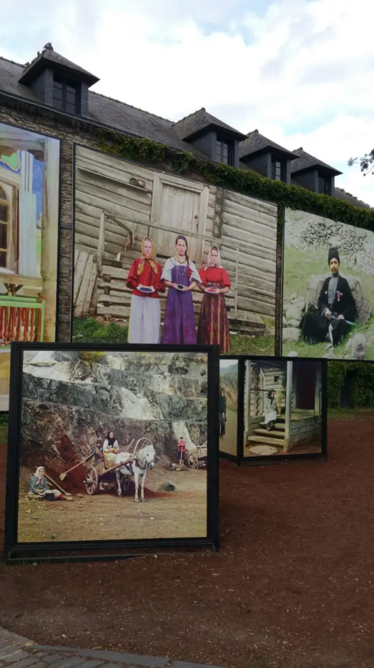 Les photos dans village de la Gacilly